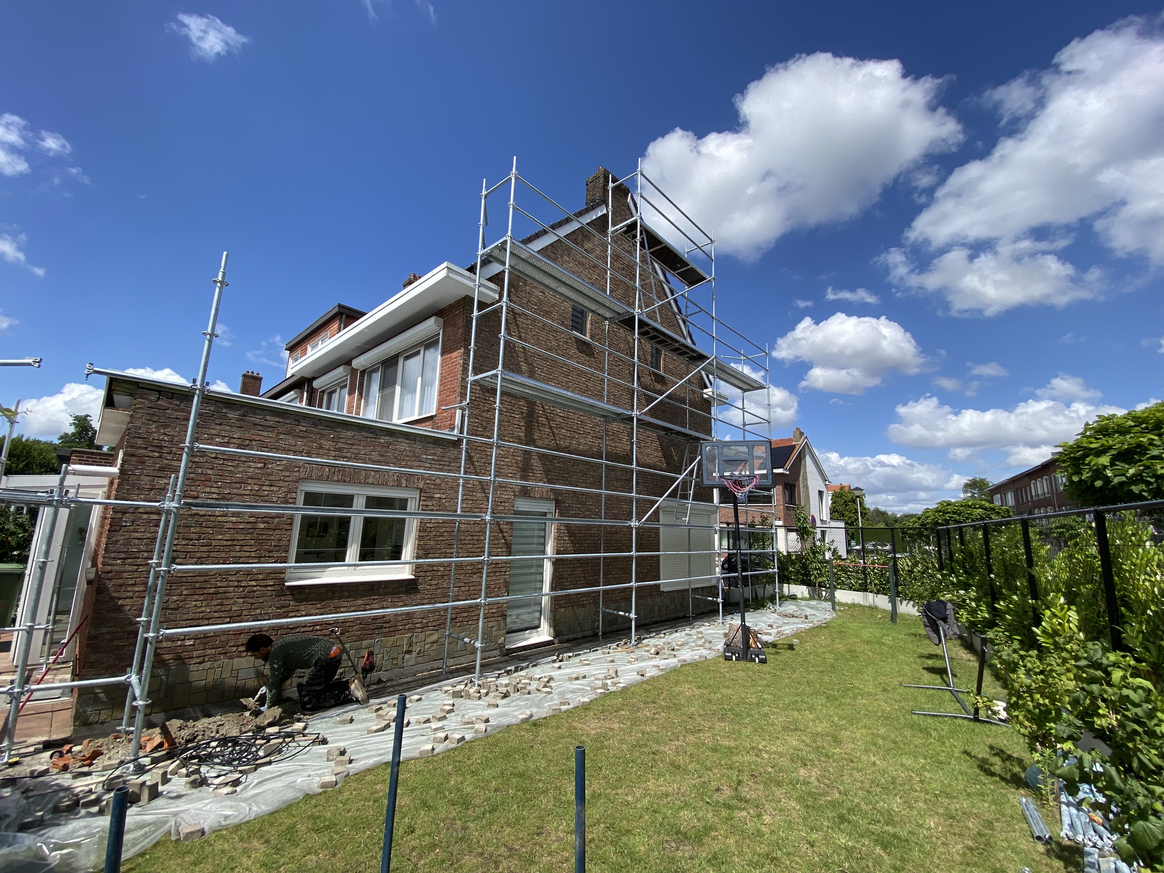 Dakisolatie, gevelrenovatie en buitenaanleg - Hoboken